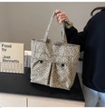 Detaillierte Nahaufnahme der Canvas-Tragetasche mit Leopardenmuster und doppelten Außentaschen - Dunkelkhaki