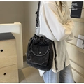 Mochila tipo cubo de mezclilla negra con cordón y bolsillos frontales para mujer - Negro