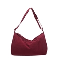 Detail van de bordeauxrode nylon crossbodytas met verstelbare riem en een soepele ritssluiting - Rood