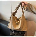 Détail du sac hobo en velours côtelé kaki avec boucle en métal argenté et texture douce - Kaki Foncé