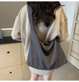 Détail du grand sac cabas en velours côtelé gris foncé montrant la texture plissée - Gris