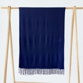Dunkelblaue einfarbige Pashmina-Stola mit Fransen an einem Holzkleiderbügel - Hellzyan