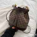Beuteltasche aus braunem Leder und Hahnentrittmuster mit Kordelzug und goldenen Beschlägen - Kaffee Hahnentritt