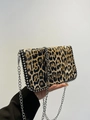 Dettaglio della borsa a tracolla leopardata con borchie argentate e catena in metallo - Leopardo Marrone Scuro