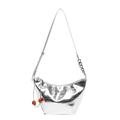 Bolso de hombro plateado metalizado tipo dumpling con cadena de metal y cuentas naranjas - Plateado