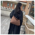 Bolso tote minimalista de ante marrón de gran capacidad con correas negras para mujer - café