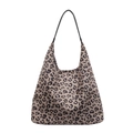 Bolso tote vintage con estampado de leopardo y correas de cuero negro sobre fondo blanco - Blanco
