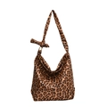 Große Hobo-Tasche aus Canvas mit Leopardenmuster und geknotetem Schultergurt - Hellbraun