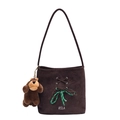Grande borsa a secchiello in pelle scamosciata marrone scuro con fiocco e ciondolo orso - caffè