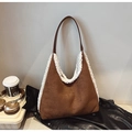 Dettaglio borsa tote in pelle scamosciata marrone con bordo in pelliccia sintetica bianca - Caffè