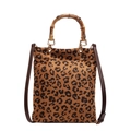 Bolso tote de leopardo con asa de bambú y correa de cuero marrón en fondo blanco - Tostado