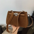 Borsa sottobraccio in pelle scamosciata marrone con chiusura a scatto vintage Kelly - Cuoio