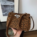 Borsa a mano vintage leopardata in pelle scamosciata con tracolla in cuoio marrone - Stampa leopardata