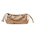Borsa cloud beige arricciata con finitura opaca e grossa catena in resina coordinata - Cachi