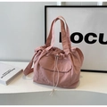 Vue détaillée du sac seau en nylon rose avec cordon de serrage et poche à rabat - Rose