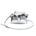 Bolso bandolera plateado metalizado con bordes plisados ondulados y correa ajustable - Plateado