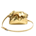 Bolso bandolera dorado metalizado fruncido con correa ajustable y detalles plateados - Dorado