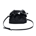 Bolso nube negro brillante con pliegues de cordón y correa de hombro ajustable - Negro