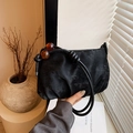 Bolso nube plisado negro minimalista con asa de cuentas de ámbar en estilo retro - Negro