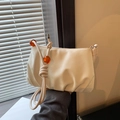 Bolso nube plisado blanco crema con cuentas de ámbar y detalles de correa larga al hombro - Blanco