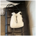 Détail d'un mini sac seau en nylon blanc avec texture résille et cordon de serrage - Blanc