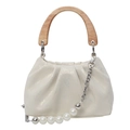 Elegante bolso saco beige fruncido con asa de madera y detalles de cadena de perlas - Blanco
