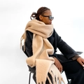 Détail d'une écharpe d'hiver épaisse en mohair beige avec de longues franges décoratives - Camel