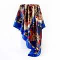 Detail van donkerblauwe zijden sjaal met paisley print op witte blokken - 90x90cm / Blauw