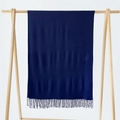Detalle de bufanda azul oscuro efecto cachemira con flecos en soporte de madera - Cian Claro / 215*70cm