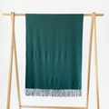 Detalle de una bufanda de cachemira verde oscuro con acabado de flecos y borlas - Verde Oscuro / 215*70cm