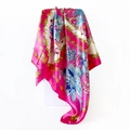 Dettaglio di un foulard in raso rosso rosa con eleganti motivi floreali e trama setosa - 90x90cm / Rosa Rossa