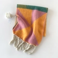 Detailopname van geometrische geblokte mohair sjaal met dikke witte franjes eraan - Oranje Roze Groen