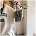 Petit sac bandoulière gris en nylon avec cordon de serrage et bandoulière fine - Gris