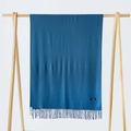 Textura detallada de bufanda de cachemira azul oscuro con flecos y etiqueta tejida - Cerceta / 215*70cm