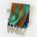 Detail van een kleurrijke geometrische mohair sjaal met dikke witte kwastjes op wit - Cyaanblauw Koffie