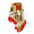 Pañuelo de seda barroco con motivos de silla rojos y dorados sobre fondo blanco - Rojo