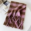 Rosa und braun karierter Mohair-Schal mit langen Fransen auf gemütlichem Tisch - Rosa Patchwork (HM07)