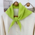 Dettaglio di una sciarpa a triangolo in maglia verde brillante con cardigan panna a V - Verde Erba