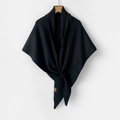 Nahaufnahme des schwarzen Woll-Strickschals mit Knotendesign und strukturierter Oberfläche - Schwarz