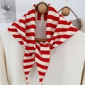 Gedetailleerde gebreide textuur van rood-wit gestreepte driehoekige sjaal van wolmix - 95*33cm / Rood (ZJP035)