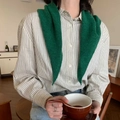 Dettaglio della maglia di una spessa sciarpa a triangolo verde su camicia a righe - Verde scuro
