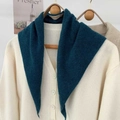 Dettaglio della sciarpa a triangolo in maglia verde petrolio con trama di lana morbida - Verde Militare
