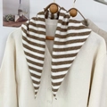 Bruin en wit gestreepte wollen gebreide sjaal over een crème vest voor de herfst - 95*33cm / Khaki (ZJP035)