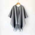 Primer plano de chal gris de imitación cachemira con flecos finos y textura suave cálida - Gris