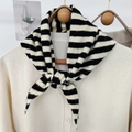 Châle en tricot de laine à rayures noires et blanches sur un cardigan beige - 95*33cm / Noir Riz (ZJP035)