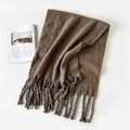 Dettaglio della sciarpa in maglia morbida a righe marrone scuro con lunghe frange - 220x45cm / Marrone