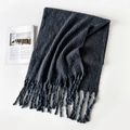 Dettaglio macro della sciarpa in maglia grigio scuro con strisce puntinate blu e frange morbide - 220x45cm / Nero