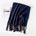 Dettaglio della sciarpa in maglia blu scuro con strisce rosse e nappe di frangia invernali - 220x45cm / Blu
