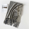 Dettaglio di sciarpa in maglia a righe blu navy e beige con lunghe nappe fatte a mano - 220x45cm / Beige
