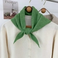 Écharpe triangle en tricot vert avec cardigan crème pour une chaleur hivernale - Vert